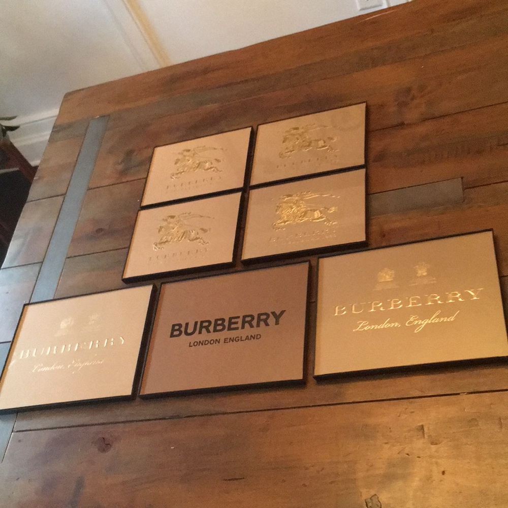 Burberry authentic shopping bag with free frame - Picture 3 of 3